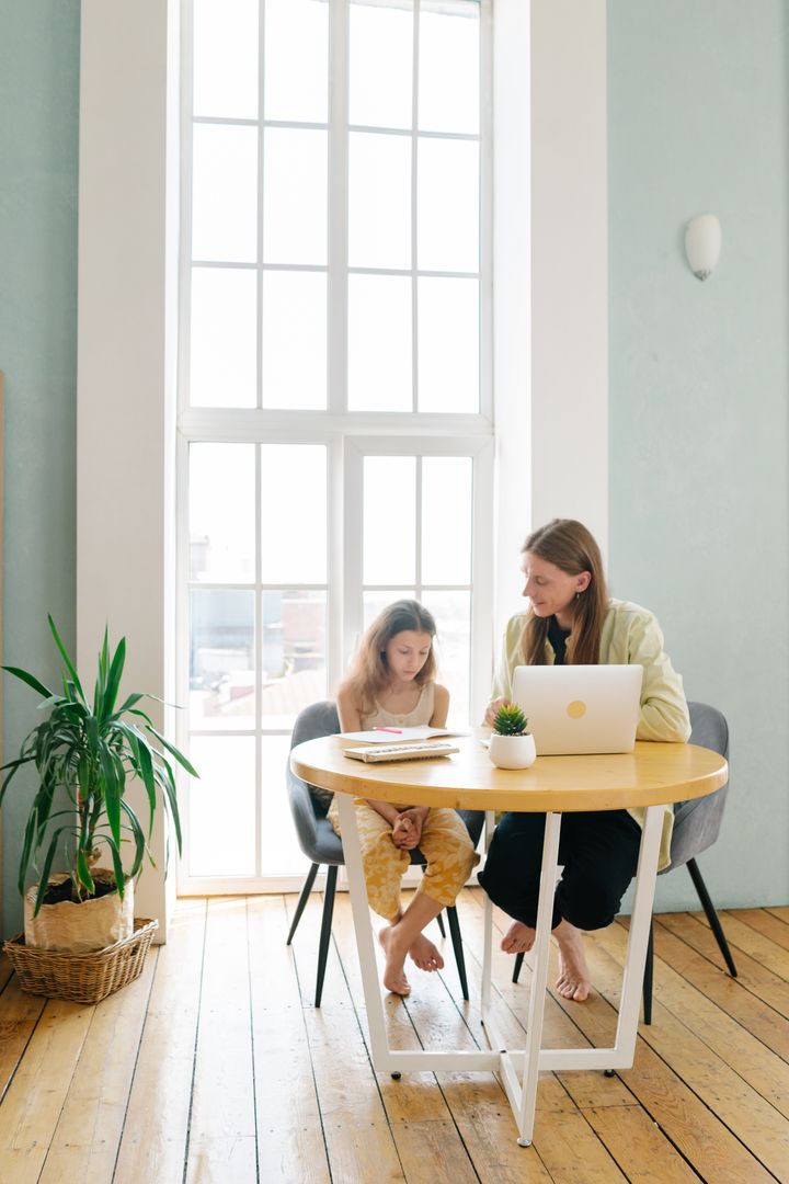 Das Kind arbeitet am Schreibtisch und verliert langsam die Konzentration